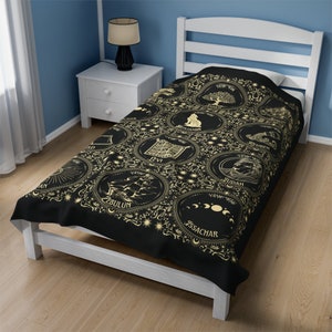 Peut inclure: Une housse de couette double noire avec un motif doré représentant les douze signes du zodiaque, chacun avec un symbole et un nom uniques. Les signes incluent Juda, Zabulon, Issacar, Lévi, Ruben, et plus encore.