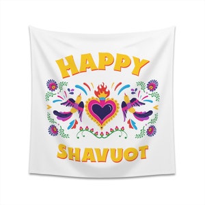 Puede incluir: Tapiz blanco rectangular con las palabras "HAPPY SHAVUOT" en amarillo y naranja. El diseño incluye un corazón con una llama, dos pájaros y elementos florales en varios colores.