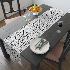 Word Cloud Print, Personalisieren Sie Tischläufer mit Wörtern, die den Empfänger beschreiben, ein sinnvolles Geschenk und die Persönlichkeit widerspiegeln