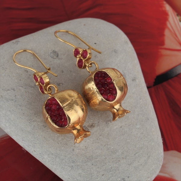 Pendientes de granada hechos a mano: joyería de diseño turco en oro.