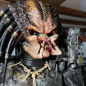 Predator statue display, full size, life size Predator prop
