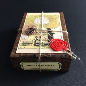 Tarot Etteilli 1870 - Jean Baptiste Alliette - Edycja limitowana tylko 100 egzemplarzy w drewnianym pudełku (ostatnia sztuka) - Silver Cat Editions