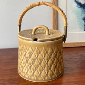 Può includere: Un set di tre tazze in ceramica con finitura opaca e macchiettata. Le tazze sono nei toni del crema, grigio chiaro e grigio scuro. Ogni tazza ha un design semplice e minimalista e un manico arrotondato.