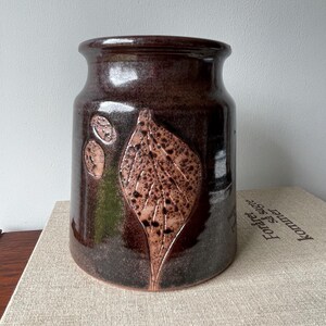 Vaso de grés Ravnild Denmark: Relevo de folhas dos anos 1960, esmalte escuro, cerâmica moderna de meados do século XX.
