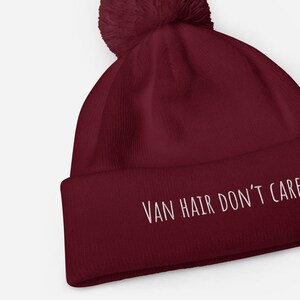 Peut inclure: Un bonnet bordeaux avec un pompon blanc et le texte "Van Hair Don't Care" brod&eacute; sur le devant.