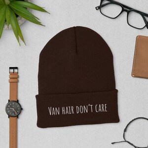 Peut inclure: Un bonnet marron avec le texte "Van Hair Don't Care" brod&eacute; en blanc sur le devant.