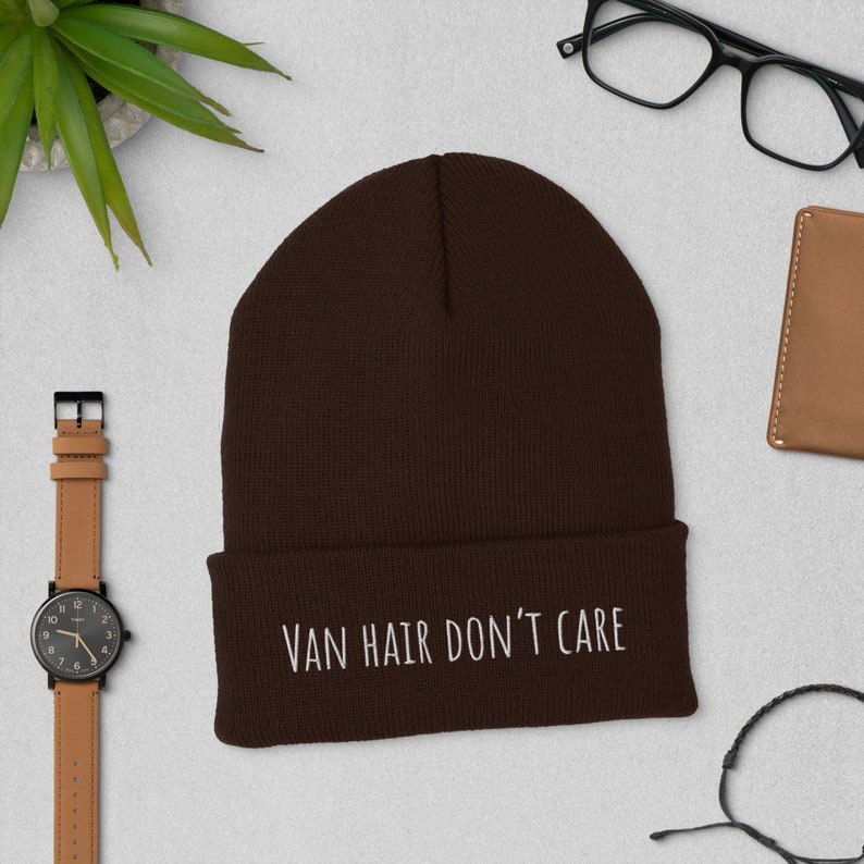 Peut inclure: Un bonnet marron avec le texte "Van Hair Don't Care" brod&eacute; en blanc sur le devant.