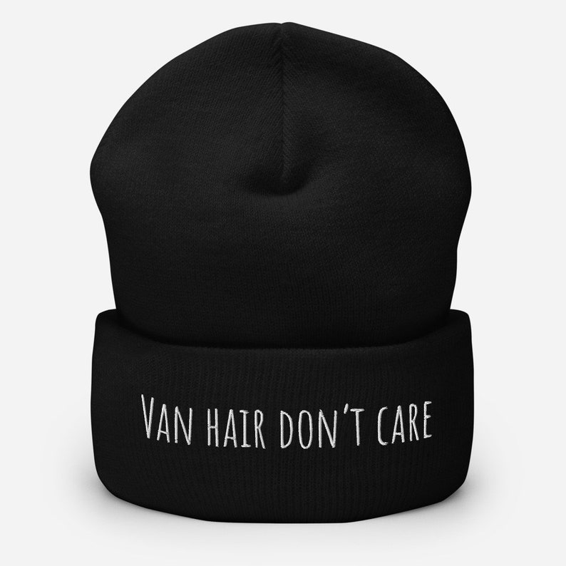 Peut inclure: Un bonnet noir avec une phrase brod&eacute;e en blanc "VAN HAIR DON'T CARE".