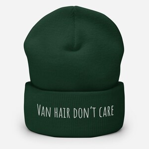 Peut inclure: Un bonnet vert fonc&eacute; avec une phrase brod&eacute;e en blanc "VAN HAIR DON'T CARE".