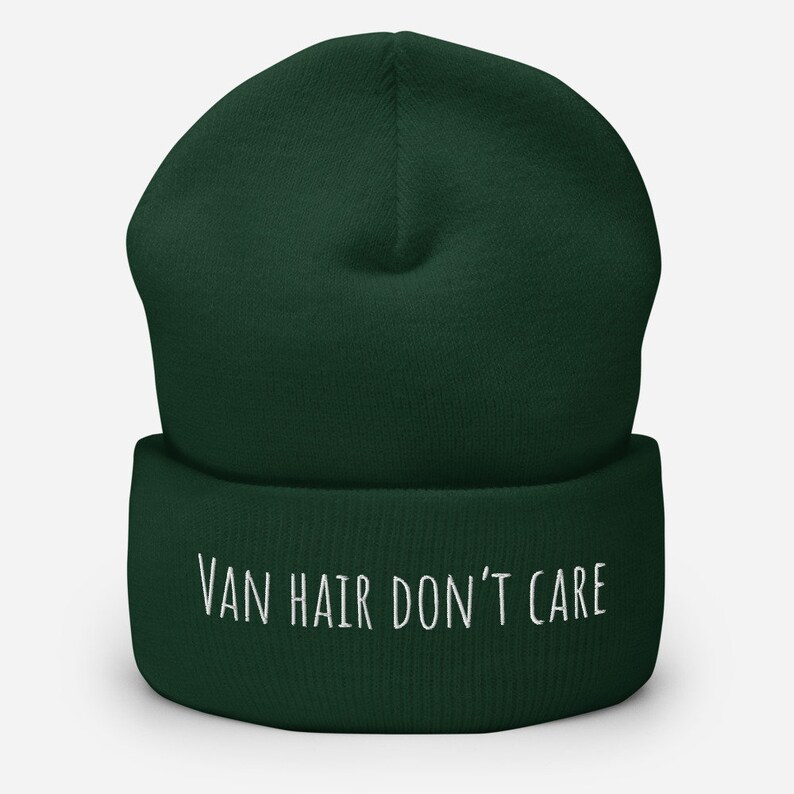 Peut inclure: Un bonnet vert fonc&eacute; avec une phrase brod&eacute;e en blanc "VAN HAIR DON'T CARE".