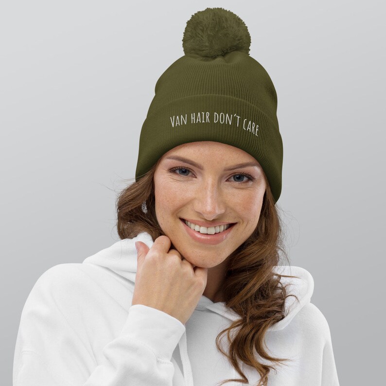Peut inclure: Un bonnet vert avec un pompon blanc sur le dessus et le texte "VAN HAIR DON'T CARE" brod&eacute; sur le devant.