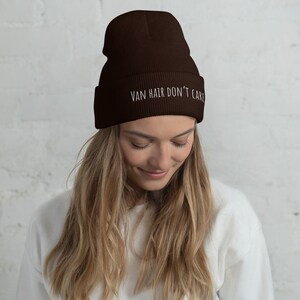 Peut inclure: Un bonnet marron avec le texte "VAN HAIR DON'T CARE" brod&eacute; en blanc.