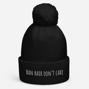 Peut inclure: Un bonnet noir avec un pompon moelleux sur le dessus et le texte "Van Hair Don't Care" brod&eacute; en blanc sur le bord.