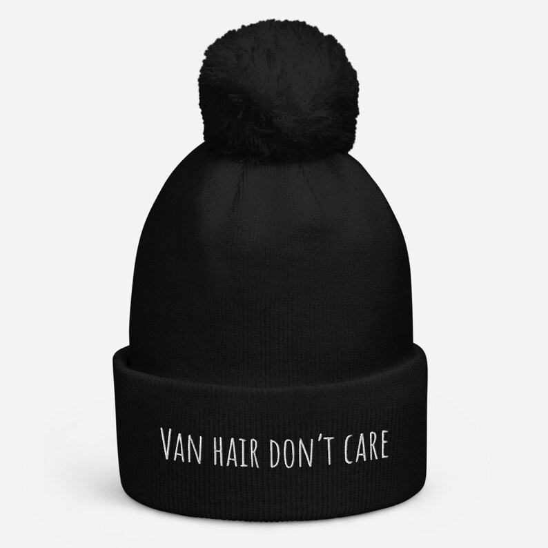 Peut inclure: Un bonnet noir avec un pompon moelleux sur le dessus et le texte "Van Hair Don't Care" brod&eacute; en blanc sur le bord.