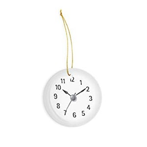 Könnte beinhalten: Runder weißer Weihnachtsbaumschmuck mit einem Zifferblatt und einer goldenen Schnur zum Aufhängen.