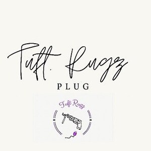 Puede incluir: Logotipo en blanco y negro con el texto "Tuff Ruggz PLUG" y un logotipo m&aacute;s peque&ntilde;o con el texto "Tuff Ruggz" y un gr&aacute;fico de un taladro con una flor morada.