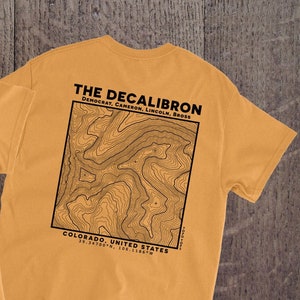 Le Decalibron, T-shirt unisexe de la carte topographique