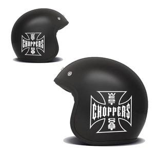 Puede incluir: Dos cascos de moto negros con una cruz blanca y el texto "West Coast Choppers" en la parte delantera.