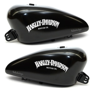 Può includere: Due serbatoi di benzina per moto neri con loghi Harley-Davidson bianchi e le parole "Motor Co."