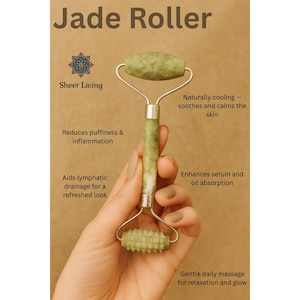 Puede incluir: Rodillo de jade verde, sostenido en una mano. El texto de la imagen dice "Jade Roller", "Sheer Living", y describe los beneficios: reduce la hinchazón, calma la piel, ayuda al drenaje, mejora la absorción y masaje suave.