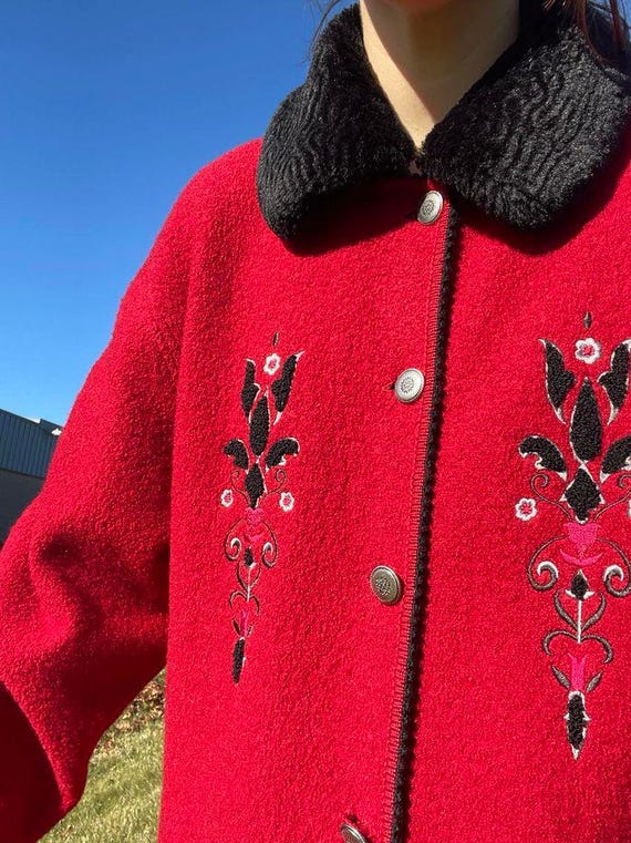 ヴィンテージレッドウール刺繍コート：フェイクファーカラー、M/L