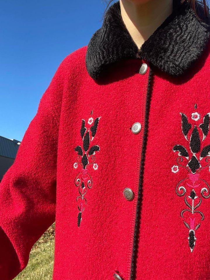 ヴィンテージレッドウール刺繍コート：フェイクファーカラー、M/L