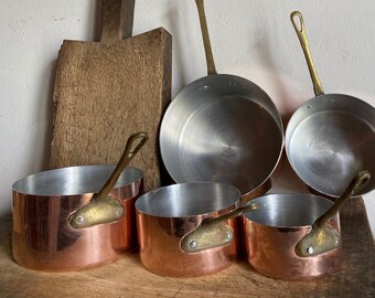 Set di 5 pentole in rame - alluminio con manico in ottone, cucina vintage francese, oggetti in rame