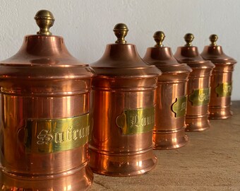 Set van vijf Franse vintage koperen, met tin beklede kruidenbusjes, Safran, Thym, Muscade, Laurier, Girofle