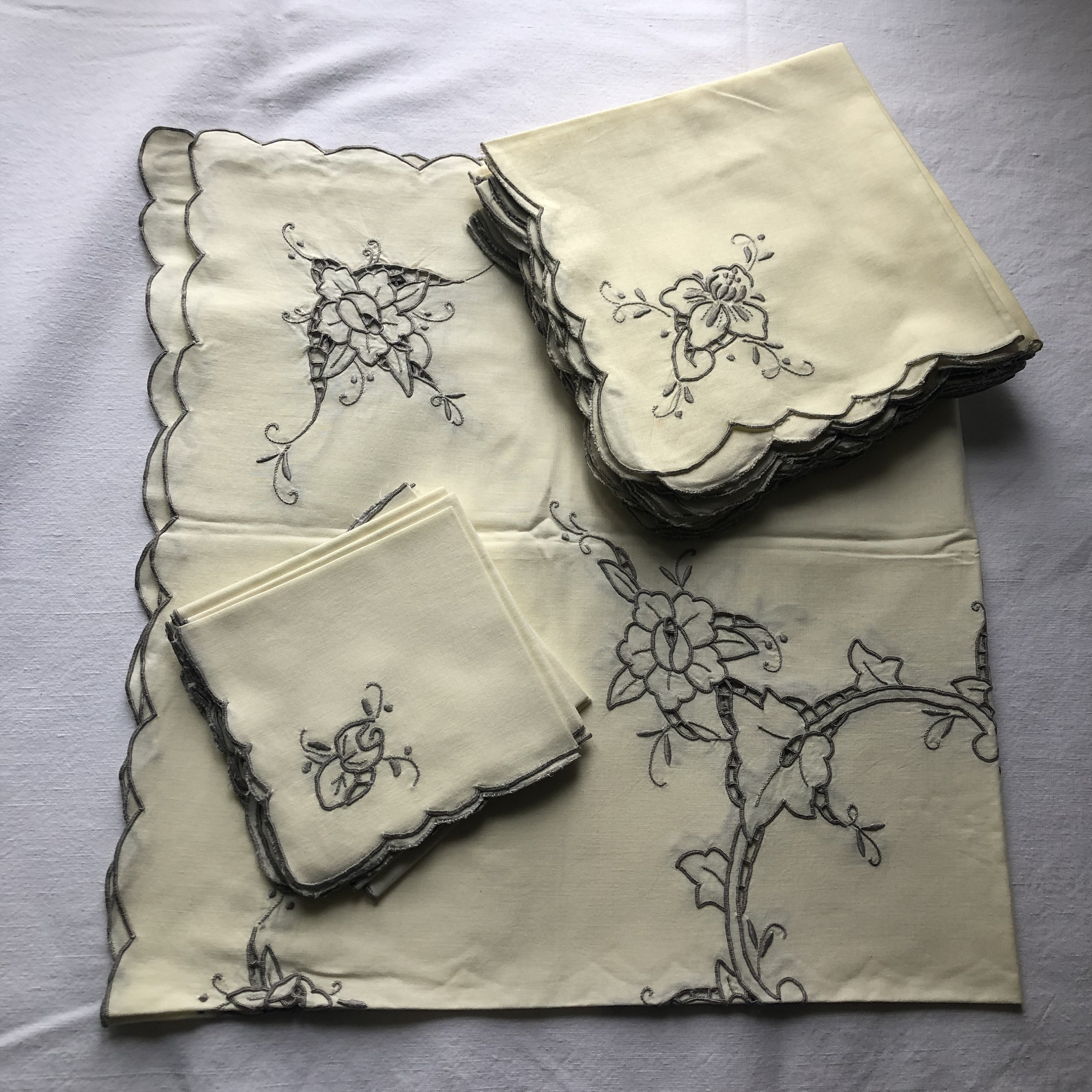 Français Vintage Brodé Set de 1 Nappe, 6 Petites et 12 Serviettes Normales