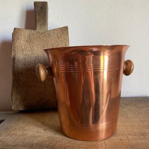 Enfriador de vino vintage francés de cobre con mangos de madera, cubo de hielo