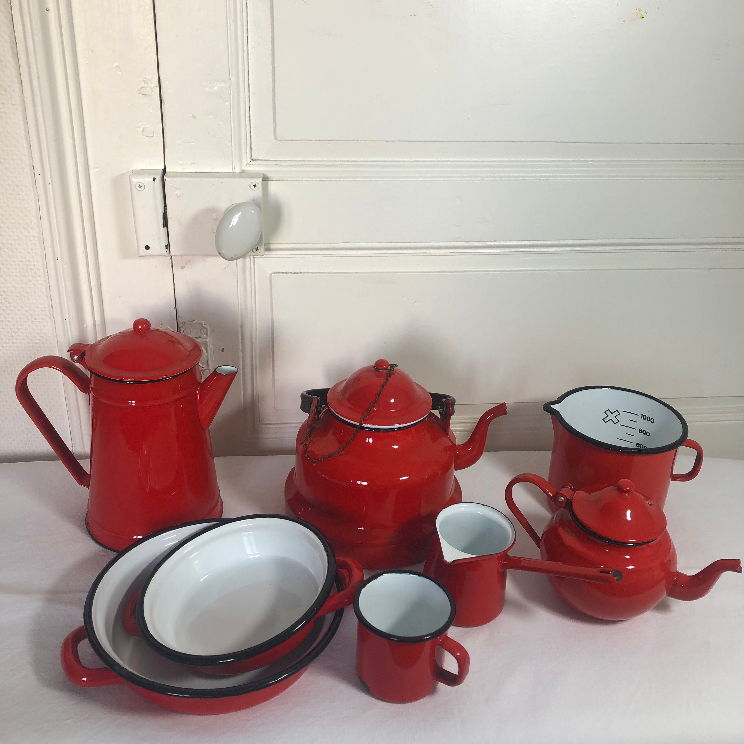 Français Vintage Set de 8 Ustensiles Cuisine en Émail Rouge/Cafetière Théière Pichet d'eau Tasse Pot