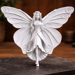 Puede incluir: Una taza de cerámica blanca con un asa negra y el texto "But First, Coffee" en negro, con una fuente de estilo manuscrito. La taza está sobre una superficie blanca.