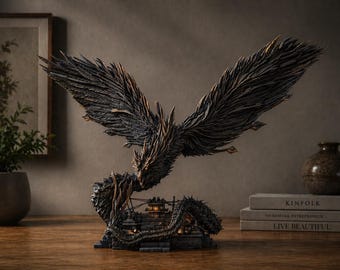 Puede incluir: Una escultura detallada de un dragón con alas extendidas, en tonos negros y bronce. El dragón está posado sobre una estructura detallada, con una apariencia texturizada. La escultura se exhibe sobre una superficie de madera, con libros y decoración en el fondo.