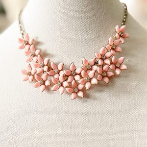 1950er Jahre Vintage Statementkette mit pinken Blumen - Lätzchenkette aus Kunststoff, 1950er Jahre - Retro Schmuck