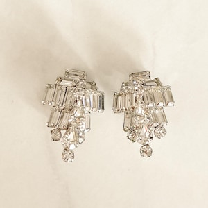 Vintage Kramer of New York Crystal Rhinestone Earrings – Rhodium Plated Mid Century Clip Ons