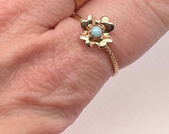 Turkoois ring met bewerkte rand. 14kt goud