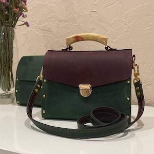 Marguerite-Umhängetasche aus echtem Crazy-Horse-Leder mit Tropfenahorneinsätzen, grün-burgunderrote Farbe, Designer-Handtasche