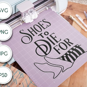 Op de afbeelding: Een paarse snijmat met een zwart-wit ontwerp van schoenen en de tekst "Shoes to Die For".