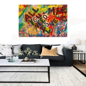 Ingelijste street art canvas print All Need Love graffiti muurdecoratie