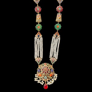 Op de afbeelding: Een gouden ketting met een grote, sierlijke hanger met een veelkleurig bloemenmotief. De ketting is geregen met witte parels en heeft kleinere bloemmotieven.