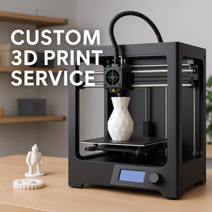 Könnte beinhalten: Ein schwarzer 3D-Drucker mit einer weißen Vase, die auf der Plattform gedruckt wird. Der Drucker hat einen kleinen Bildschirm und einen Knopf an der Vorderseite. Der Text "CUSTOM 3D PRINT SERVICE" wird über dem Drucker angezeigt.