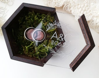 Caja de anillo hexagonal de madera, caja de anillo de boda rústica, caja de anillo grabada personalizada con musgo