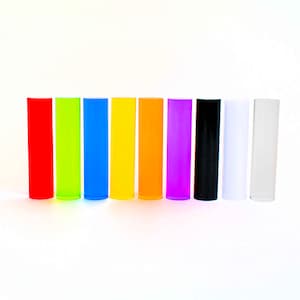 Può includere: Dieci aste acriliche trasparenti in vari colori, tra cui rosso, giallo, blu, arancione, viola, nero, bianco e trasparente.