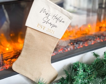 Gepersonaliseerde kerstsok - Jute Hessische cadeaukous om aan de open haard te hangen. Parencadeau voor pasgetrouwden, aanpasbaar