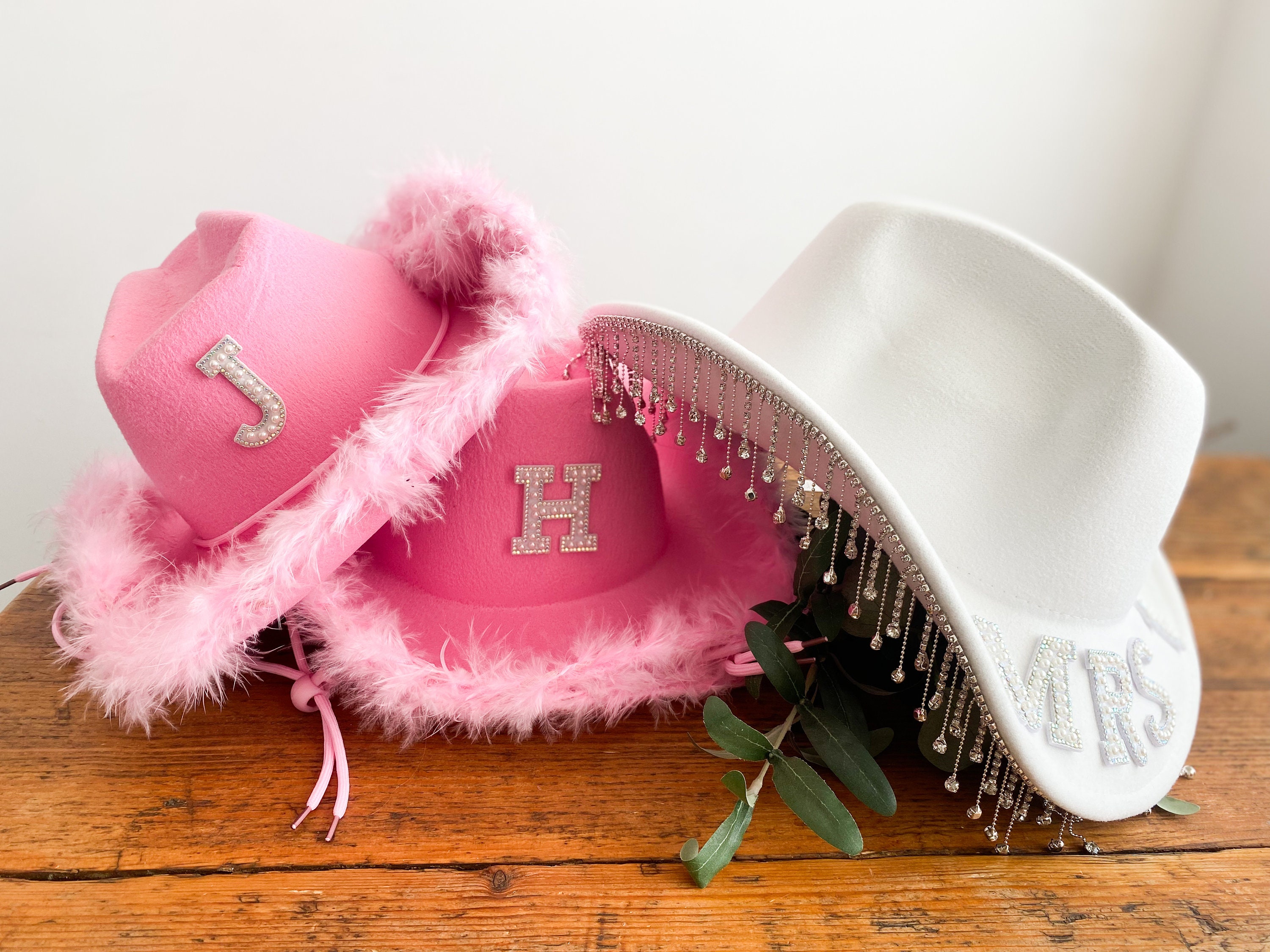 Rosa Cowboyhut mit herzförmiger Sonnenbrille und Cowgirl Schleier