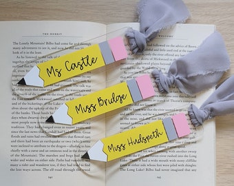 Marcapáginas acrílico personalizado con forma de lápiz / Regalo para profesores con cinta de gasa