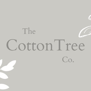 Puede incluir: Un fondo gris con dise&ntilde;os florales estilizados blancos a cada lado del texto "The Cotton Tree Co."