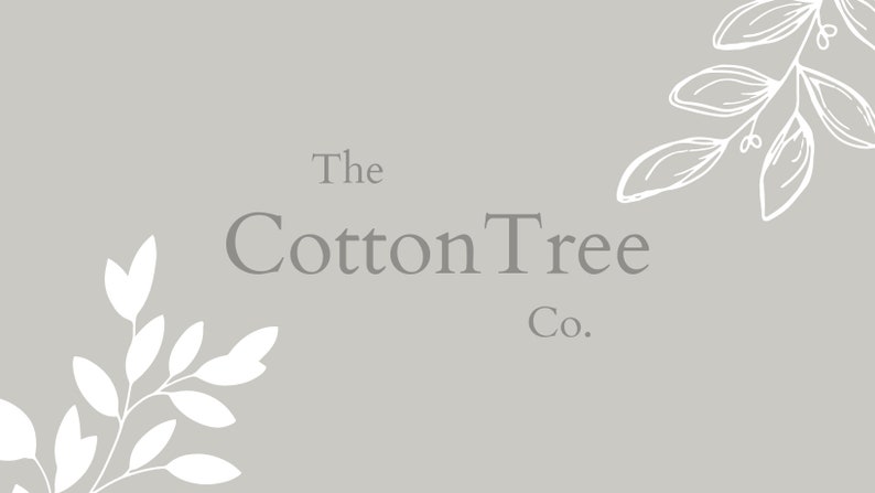 Puede incluir: Un fondo gris con dise&ntilde;os florales estilizados blancos a cada lado del texto "The Cotton Tree Co."