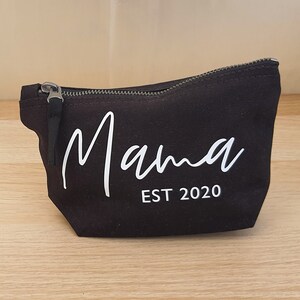 Puede incluir: Bolsa de lona negra con cremallera y texto blanco que dice "Mama EST 2020".