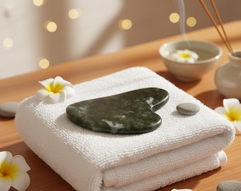 Gua Sha Stein Jade – Xiuyan Jade, 9 cm – Gesichtsmassage, Glow & Entspannung – fördert Durchblutung – Wellness und Spa Beauty Tool